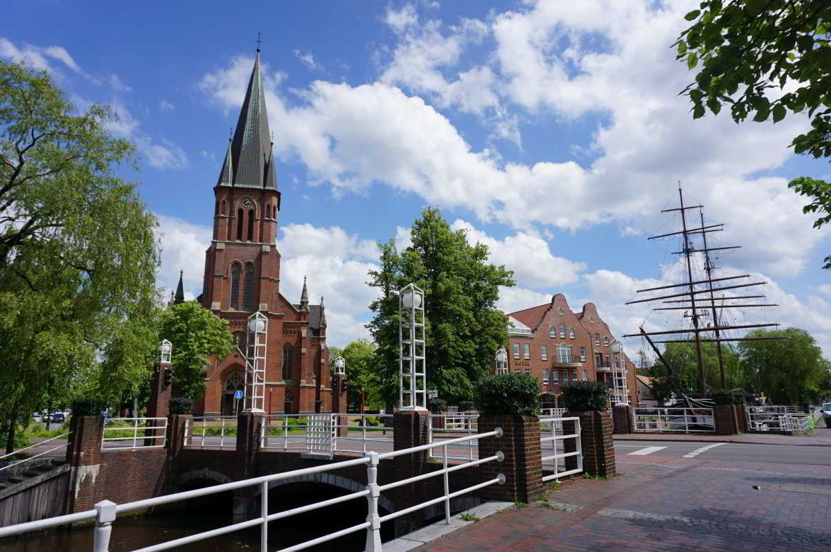 St.-Antonius-Kirche in Papenburg St.-Antonius-Kirche in Papenburg