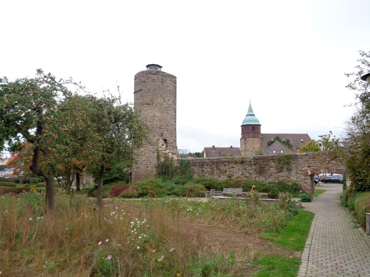 Hufeisenturm mit Stadtmauer in Immenhausen Hufeisenturm mit Stadtmauer in Immenhausen