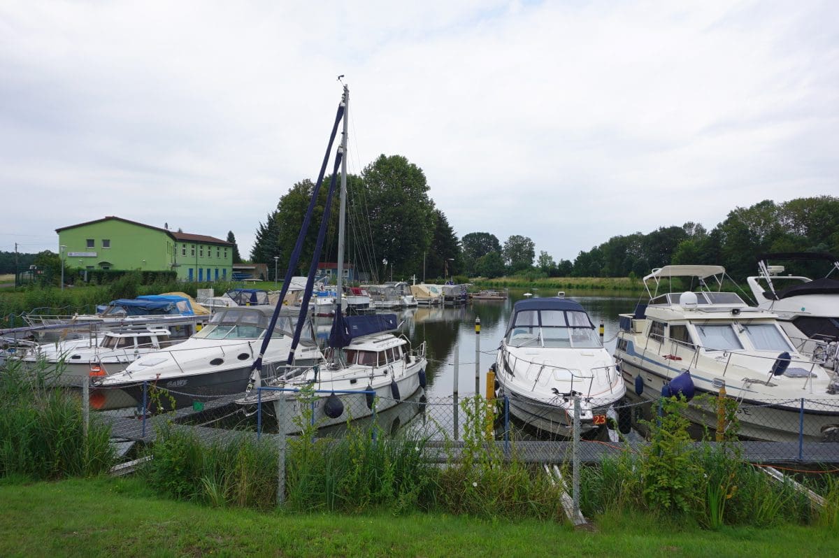 Wohnmobilstellplatz am Bootshaus in Burg Wohnmobilstellplatz am Bootshaus in Burg